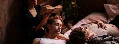 Emission : sommes-nous dans la société du cocon ? De jeunes gens allongés les uns sur les autres