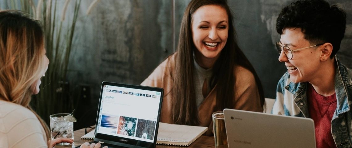 Myfuture & Moi dans 10 ans pilotent un dispositif pour permettre à 3000 jeunes femmes chaque année de découvrir les secteurs techniques et scientifiques 3 jeunes riant devant des ordinateurs