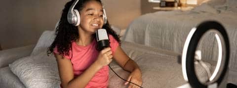 Des jouets pour apprendre aux enfants les tendances du moment Une petite fille qui fait un vlog