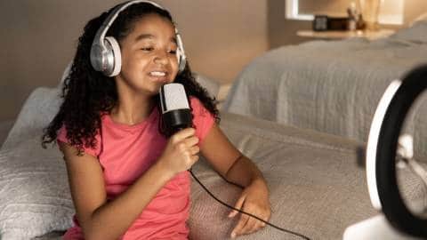 Une petite fille qui fait un vlog