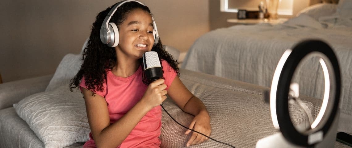 Des jouets pour apprendre aux enfants les tendances du moment Une petite fille qui fait un vlog