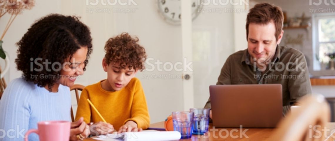 D’après une étude iStock, les marques et entreprises françaises encouragent les stéréotypes de genre par le biais de leurs communications visuelles. Papa travaillant sur son ordinateur pendant que la maman aide un enfant à faire ses devoirs