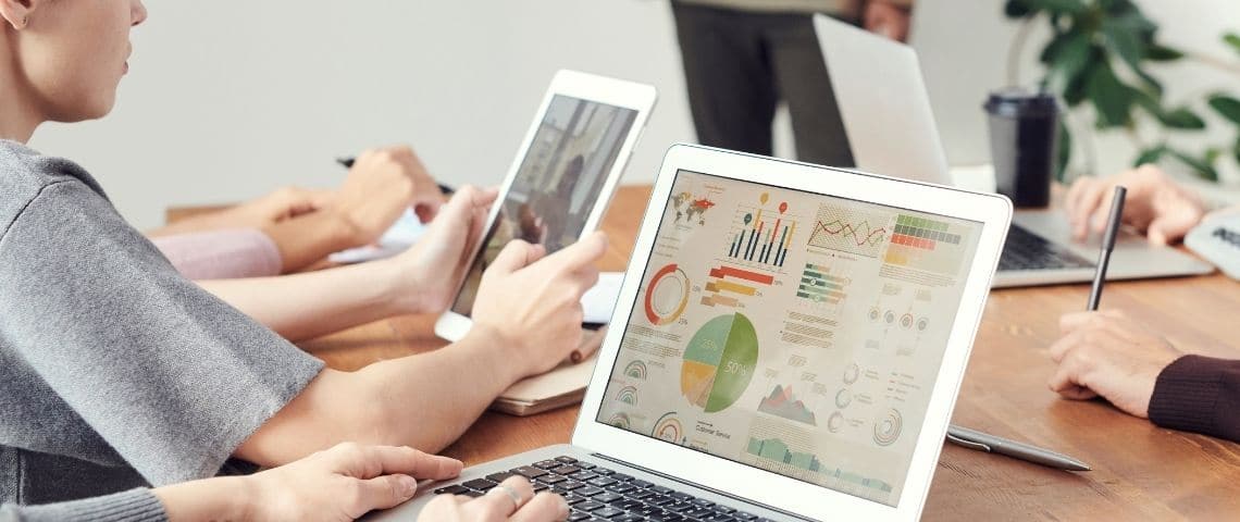 Attribution publicitaire : FreeWheel annonce une série de partenariats avec Happydemics, TVSquared et Adalyser Femme analusant des crourbes devant un ordinateur