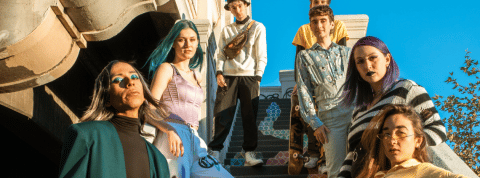 Les Z préfèrent dater en stories 6 adolescents en tenues colores prennent la pose sur un escalier