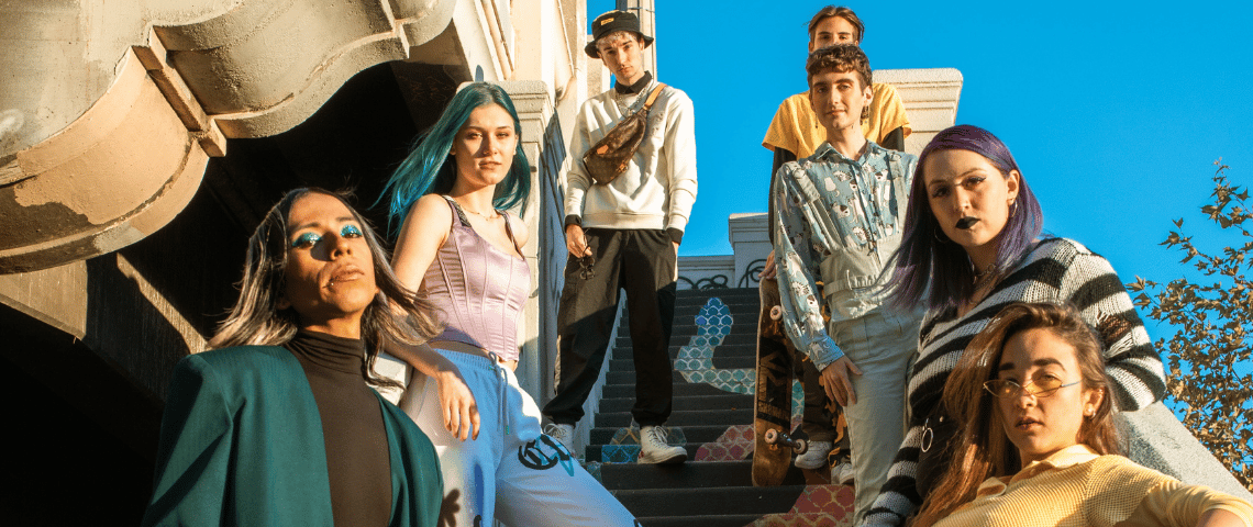 Les Z préfèrent dater en stories 6 adolescents en tenues colores prennent la pose sur un escalier