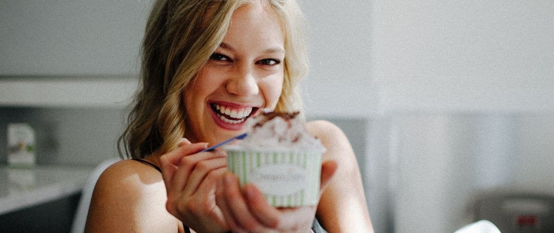 Comment écouter et comprendre ses cibles pour réussir sa campagne ? Le cas de Ben&Jerry’s Une femme mangeant une glace