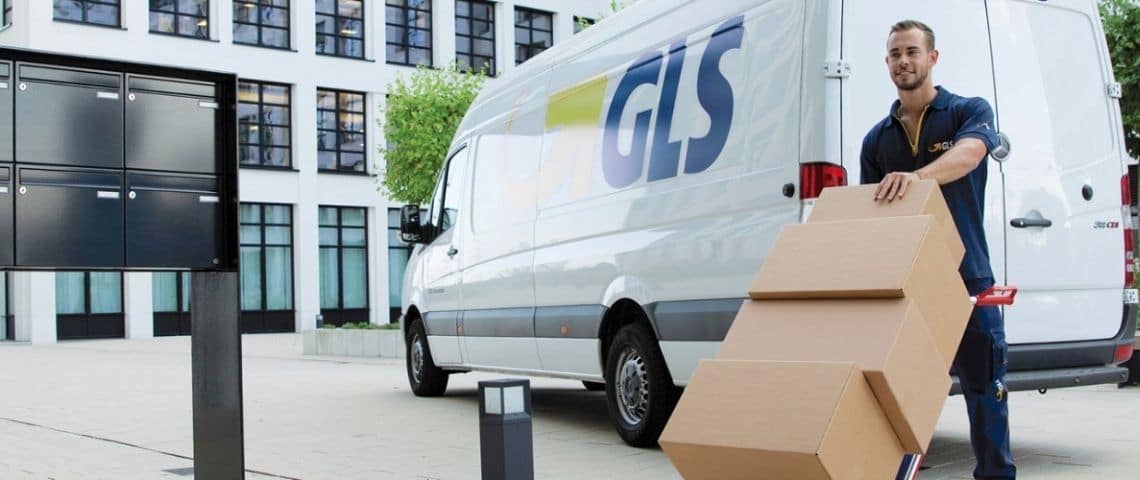 GLS, premier acteur de la livraison de colis à déployer Track & Engage, un outil marketing innovant, alliant géolocalisation et engagement client. Livreur devant un camion GLS
