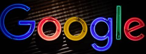 Projet Bernanke : les manoeuvres secrètes de Google pour contrôler la les prix de la pub en ligne Logo de google en néons