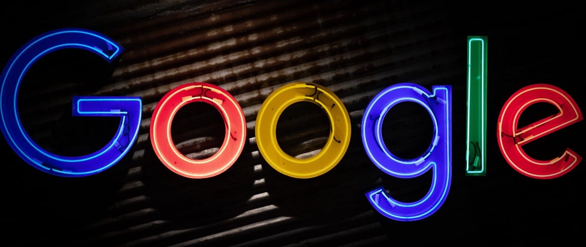 Projet Bernanke : les manoeuvres secrètes de Google pour contrôler la les prix de la pub en ligne Logo de google en néons