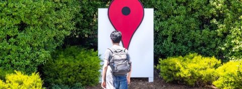 Retour au bureau pour les salariés de la Silicon Valley Un homme devant le logo de Google Maps