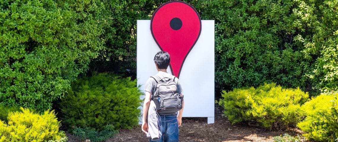 Retour au bureau pour les salariés de la Silicon Valley Un homme devant le logo de Google Maps