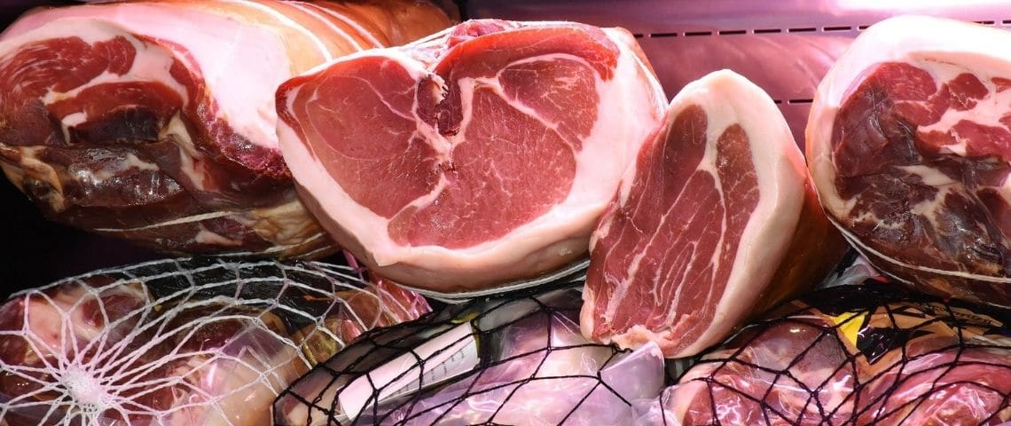 Le groupe Aoste impulse des changements structurants grâce à sa démarche RSE ambitieuse, et se positionne comme acteur de référence du développement durable de la filière porcine. Jambons fumés