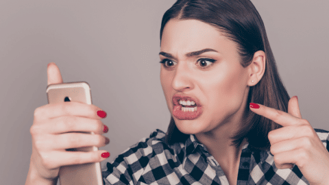 Parler d'un sujet politique de manière négative, ça rapporte gros.