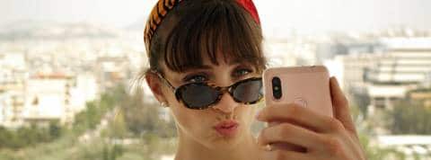 Le travel shaming sur Instagram Une femme qui prend un selfie