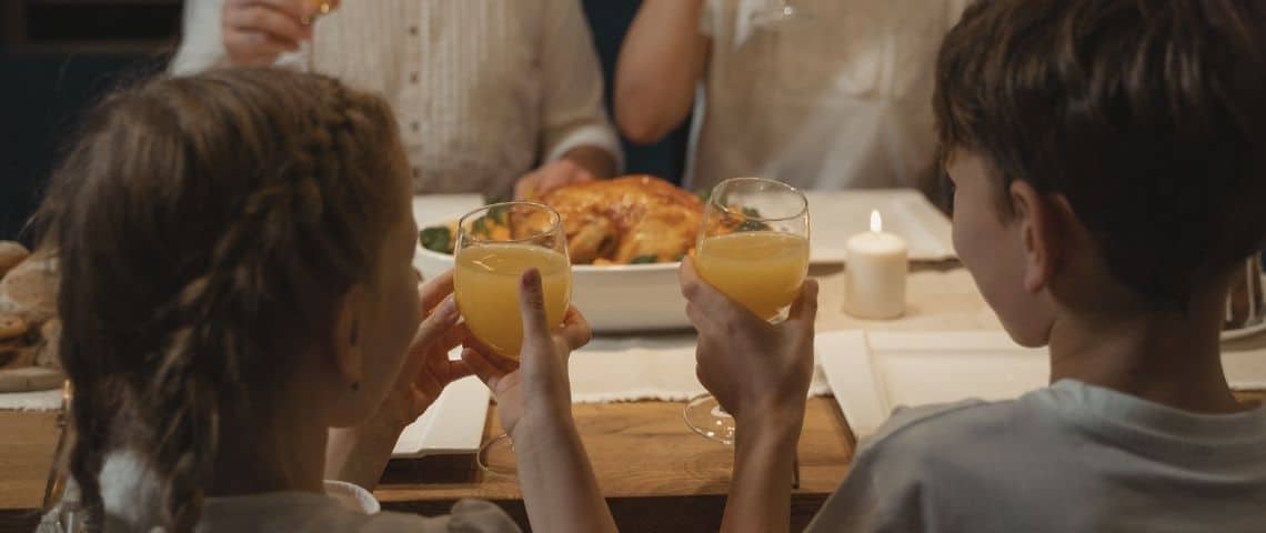 Deliverect, start-up de la foodtech, dépasse les 30 millions de commandes traitées en 2020, annonce une levée de fonds de 55 millions d’euros Deux enfants trinquant avec un verre de jus d'orange au restaurant