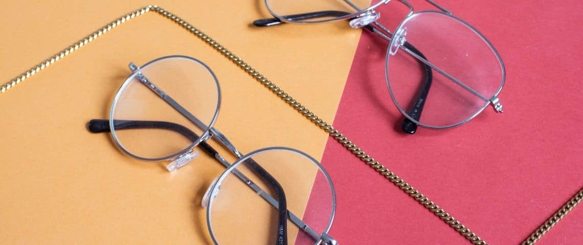 La société Les Opticiens Mobiles® – 1er réseau national d’opticiens spécialisés pour intervenir sur les lieux de vie et de travail des personnes actives et fragiles – annonce avoir bouclé un nouveau tour de table à hauteur de 7,5 millions d’euros 2 paires de lunettes sur fond orange et rose