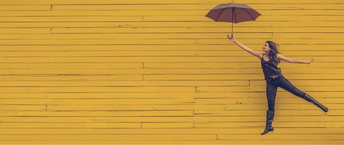 She’s Mercedes France lance son programme d’accompagnement des femmes entrepreneures « La Ligne Droite », pour les aider à aller plus loin dans l’accomplissement de leurs projets. Jeune femme s'envolant en tanant un parapluie, sur un fond jaune