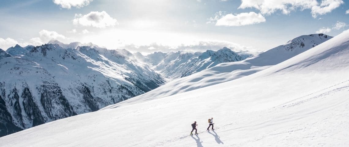 En ce printemps 2021, Montagne TV franchit une nouvelle étape : c’est en mode SVOD (service de vidéo à la demande) que la chaine se développe avec le lancement de Montagne TV+. Deux personnes marchant dans la montagne