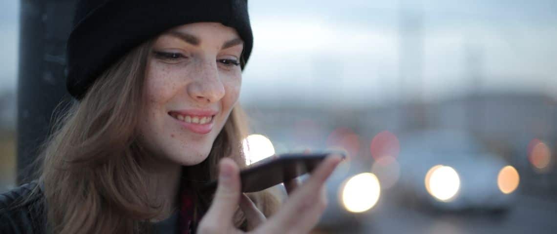 Mozilla et NVIDIA annoncent un partenariat autour du projet « Common Voice », une initiative de Mozilla pour aider à apprendre aux machines comment les humains parlent vraiment. Jeune femme parlant à son téléphone