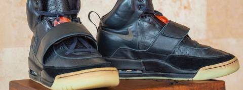 Conso'trading : des baskets portées par Kanye West vendues 1,8 million de dollars Conso'trading : des baskets portées par Kanye West vendues 1,8 million de dollars