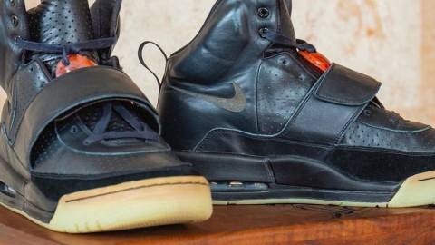 Conso'trading : des baskets portées par Kanye West vendues 1,8 million de dollars Conso'trading : des baskets portées par Kanye West vendues 1,8 million de dollars