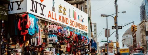 « Zizmorcore » : mais pourquoi les New-yorkais s’habillent-ils dans des boutiques de souvenirs ?