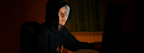 des enfants laissé seul devant leur console de jeux des enfants laissé seul devant leur console de jeux