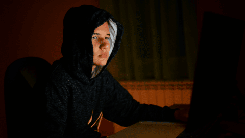 des enfants laissé seul devant leur console de jeux des enfants laissé seul devant leur console de jeux