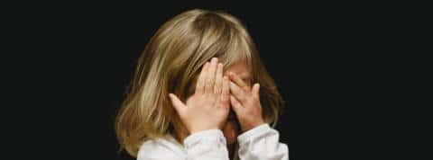 Des organisations demandent à Facebook d'arrêter son projet d'Instagram pour enfants Une petite fille se cache le visage avec ses mains