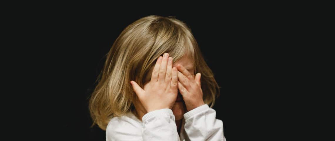Des organisations demandent à Facebook d'arrêter son projet d'Instagram pour enfants Une petite fille se cache le visage avec ses mains
