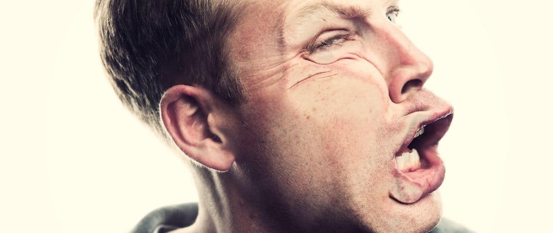 Quand un journaliste cite un tweet dans un article, c'est un peu comme s'il se frappait soi même. Quand un journaliste cite un tweet dans un article, c'est un peu comme s'il se frappait soi même.