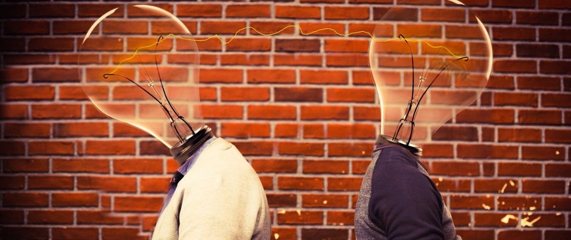 Dans une nouvelle campagne et son guide associé, Rakuten Advertising incite les annonceurs à repenser leur stratégie et à voir plus loin que les données démographiques de leurs audiences afin d’optimiser l’impact de leurs campagnes publicitaires et éviter ainsi de gaspiller des budgets. Deux personnes dos à dos, qui ont leur têtes remplacées par des ampoules, connectées entre elles
