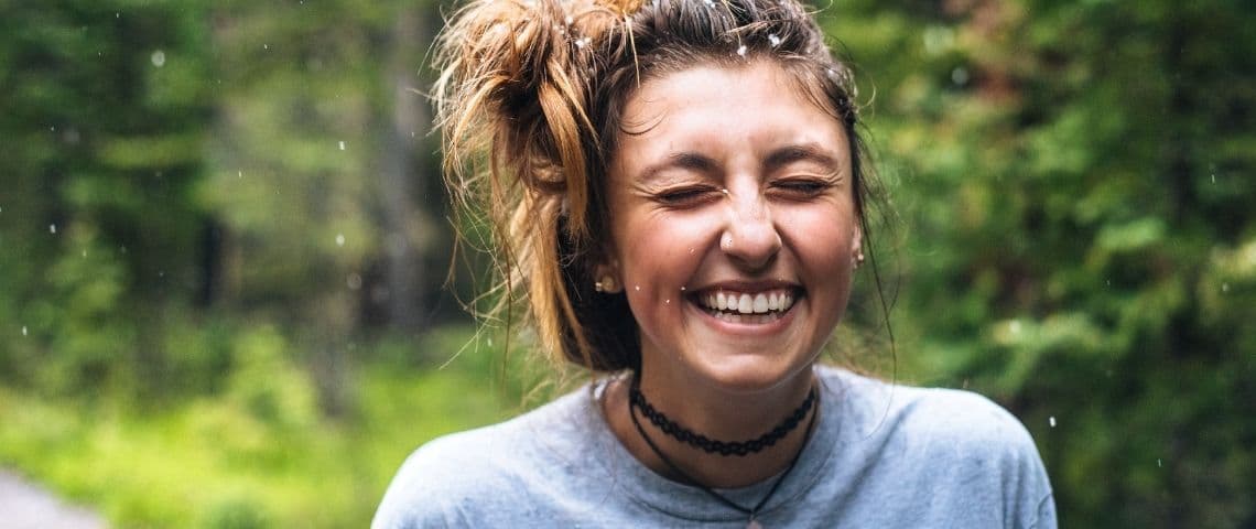 Le rire thérapeutique en communication, comment trouver l’équilibre pour convaincre son auditoire ? Une femme qui rit