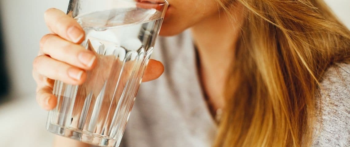 Le Service public de l’eau innove avec de nouveaux outils digitaux pour l’ensemble de ses consommateurs en Île-de-France Jeune femme buvant un verre d'eau