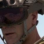 Un soldat porte un casque Microsoft