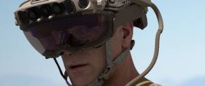 Un soldat porte un casque Microsoft