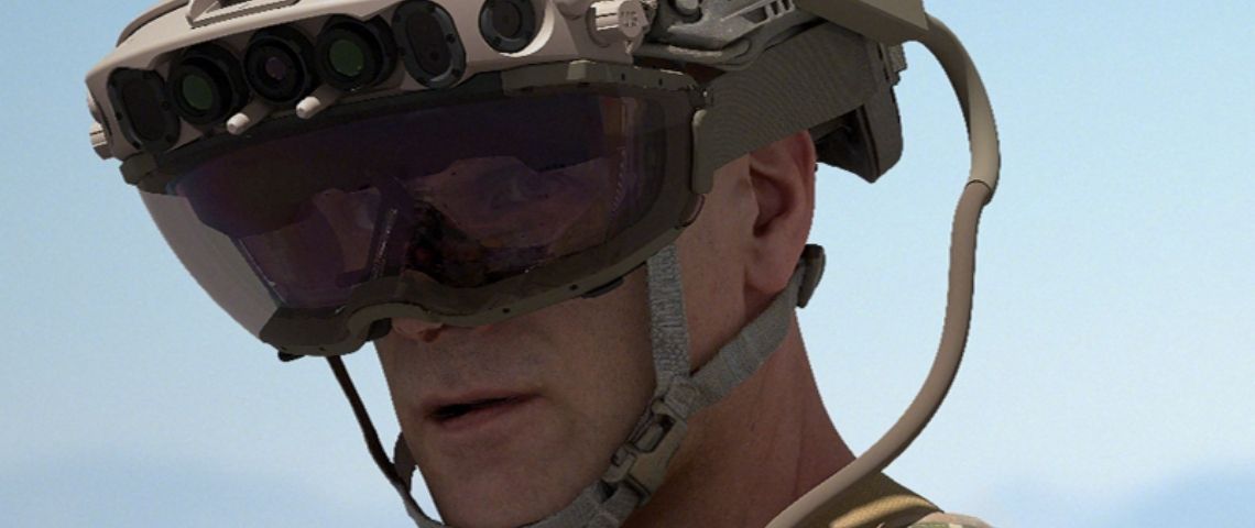 Les soldats américains seront équipés de casques de réalité augmentée mente Un soldat porte un casque Microsoft