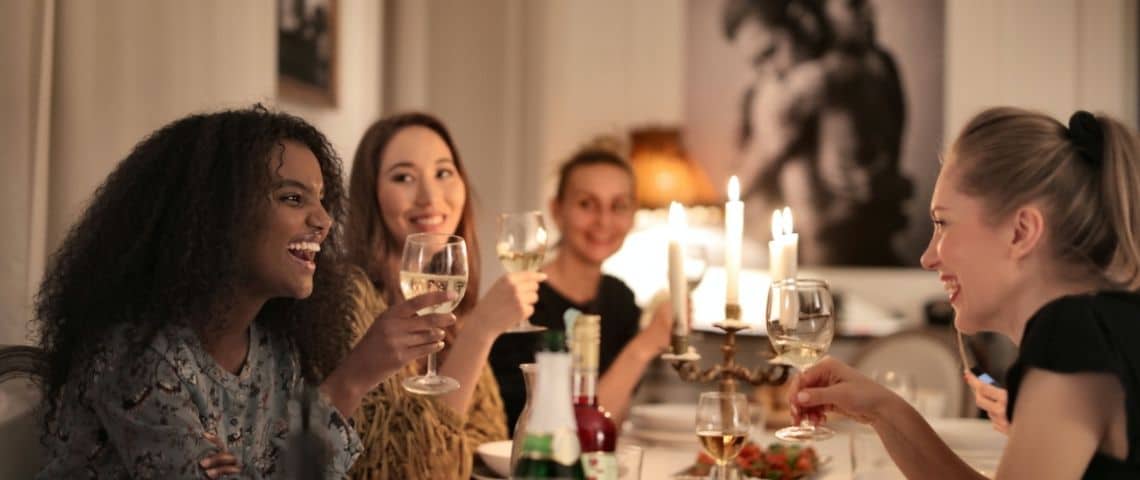 Les fondateurs de Big Mamma et Christine de Wendel lèvent 20 millions d’euros en seed pour lancer Sunday aux États-Unis et en Europe. Jeunes femmes au restaurant