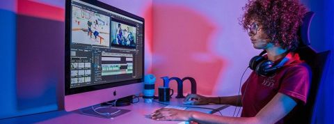 Surexposition aux écrans et cerveaux Une femme qui joue aux jeux vidéo