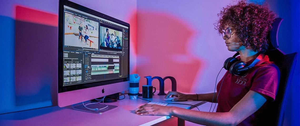Surexposition aux écrans et cerveaux Une femme qui joue aux jeux vidéo