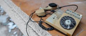 Un téléphone vintage cassé par terre