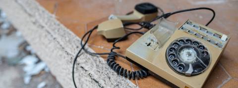 Fin de la hype, les téléchargements de Clubhouse sont en chute Un téléphone vintage cassé par terre