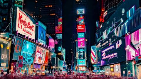 Les publicités lumineuses de Time Square la nuit