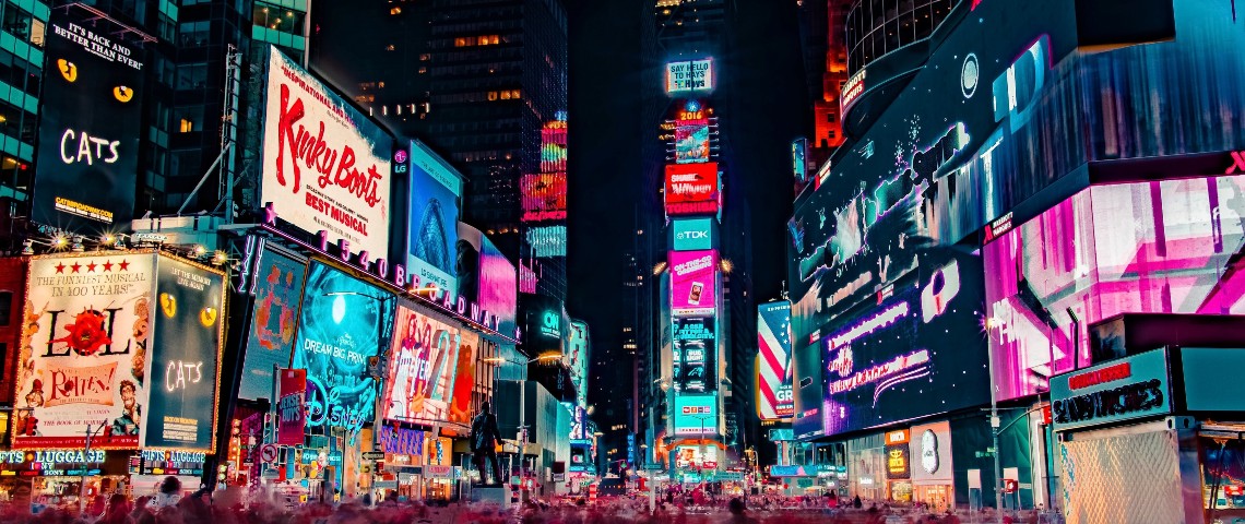 Aux États-Unis, la publicité s'offre un grand retour post-pandémique Les publicités lumineuses de Time Square la nuit