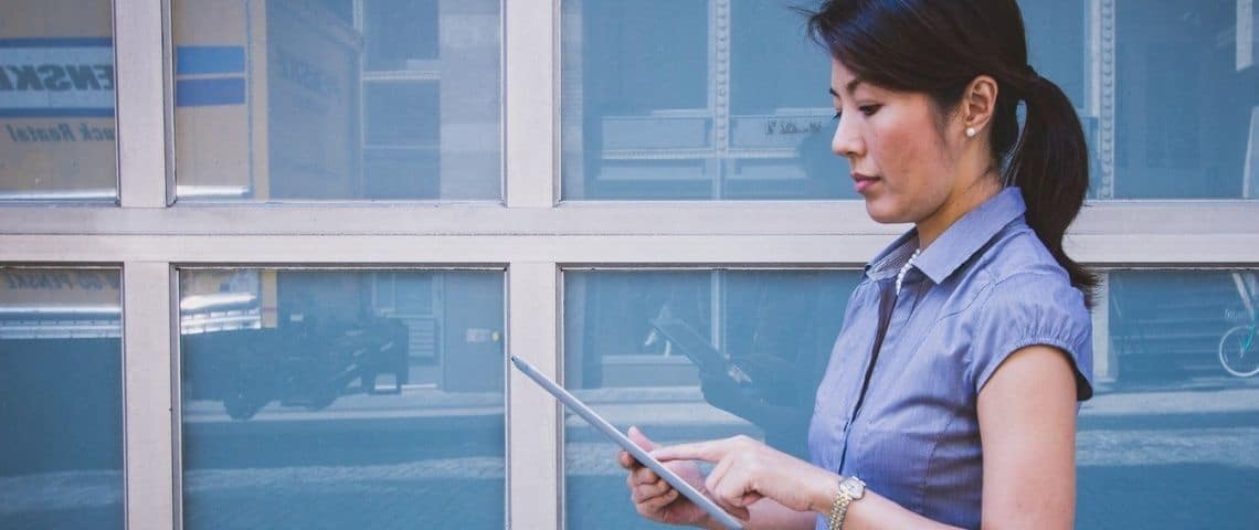 Chut!, magazine sur l'empowerment des femmes dans le numérique, lance un nouveau podcast « Toutes Rôles Modèles ». Femmes travaillant sur une tablette tactile