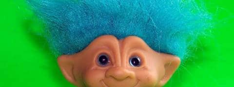 Un outil pour profiter de Twitter sans les trolls Un jouet troll avec des cheveux bleus en gros plan