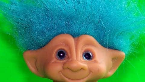 Un jouet troll avec des cheveux bleus en gros plan