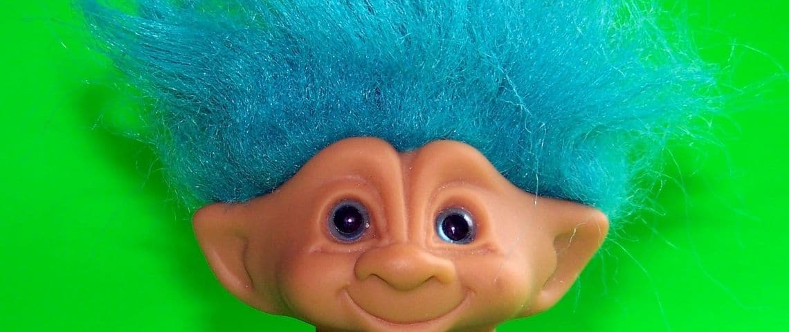 Un outil pour profiter de Twitter sans les trolls Un jouet troll avec des cheveux bleus en gros plan