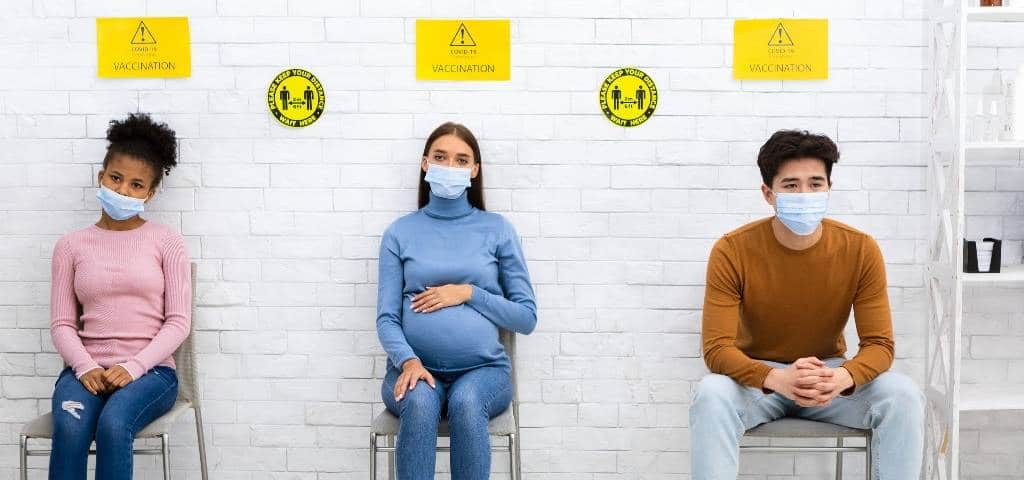 Ces tech qui accélèrent la vaccination contre le Covid-19 Des personnes attendent leur tour pour se faire vacciner