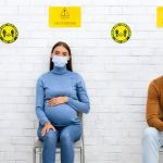 Des personnes attendent leur tour pour se faire vacciner